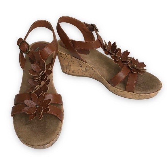 Yuu Roonie Tan Cork Wedge T Strap Flower Detail Open Toe Sandal Women Size 9 - Picture 1 of 13